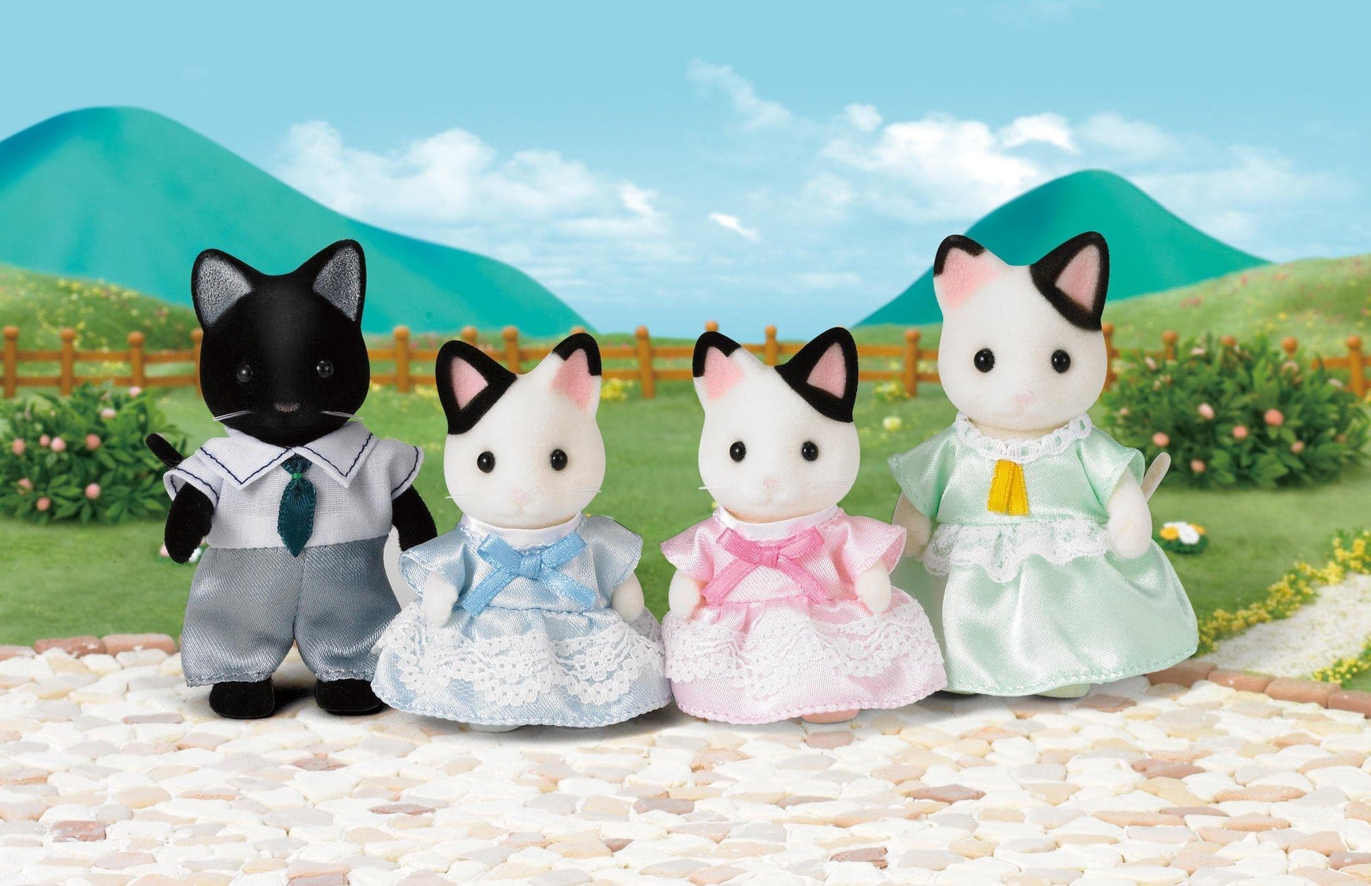 Sylvanian Families - Tuxedo Cat Family - Zippigames